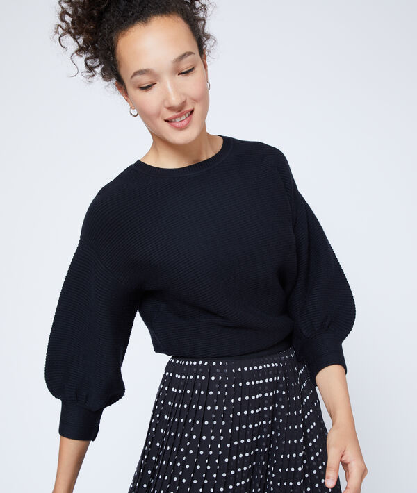 Pull côtelé à manches larges noir.