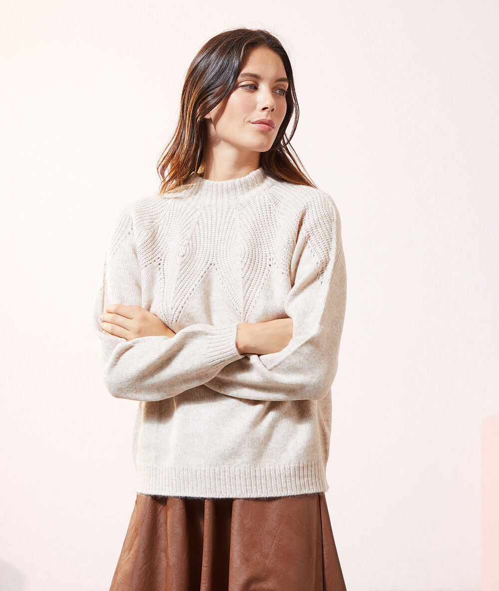 Pull en maille col montant beige rose.