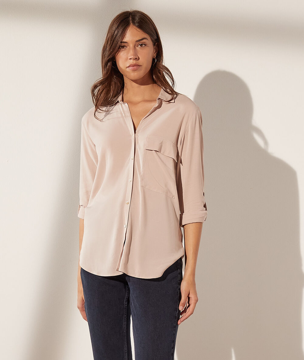 Chemise avec poche beige rose.