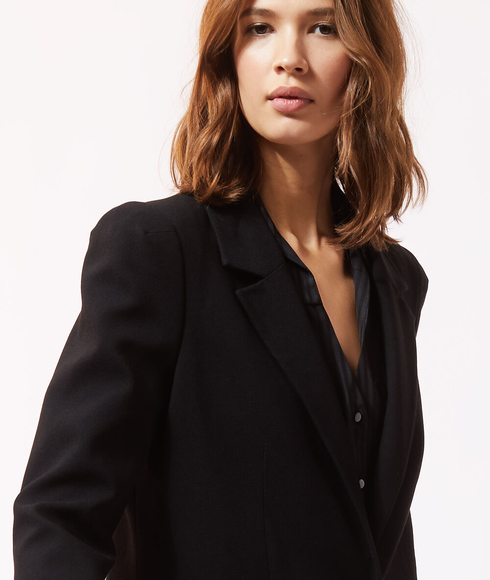 Veste de tailleur noir.