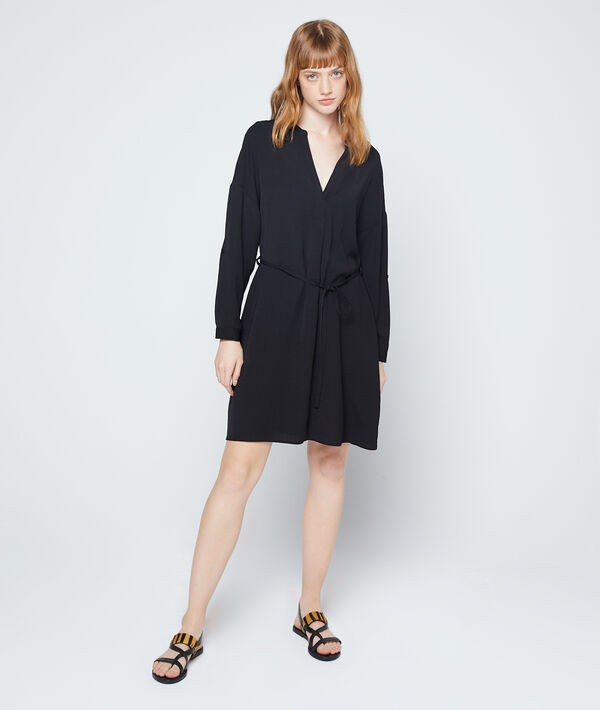Robe fluide à nouer noir.