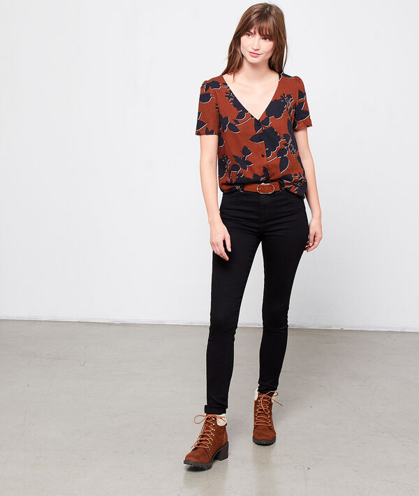 Blouse à imprimé fleuri marron.