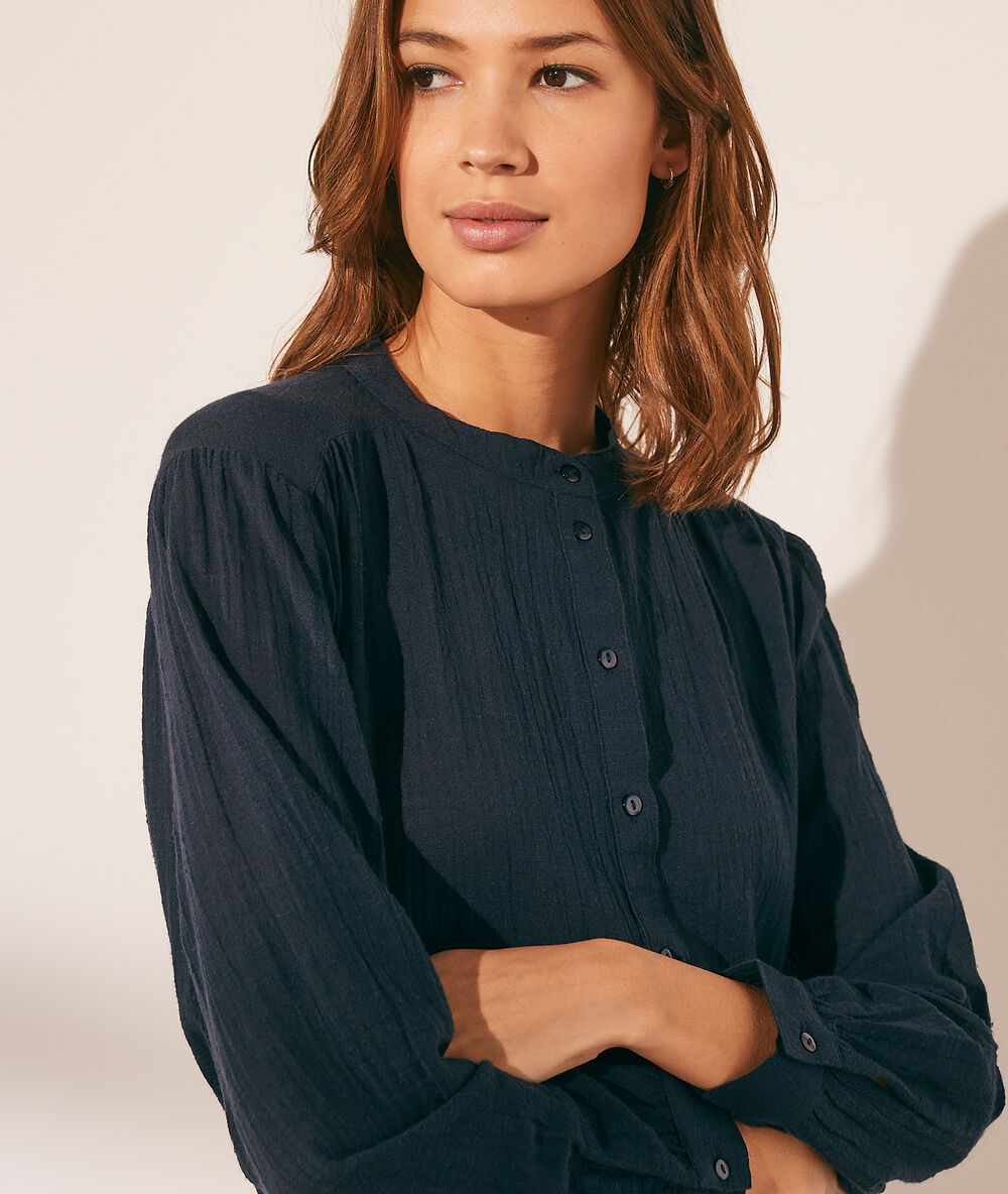 Chemise bleu marine.