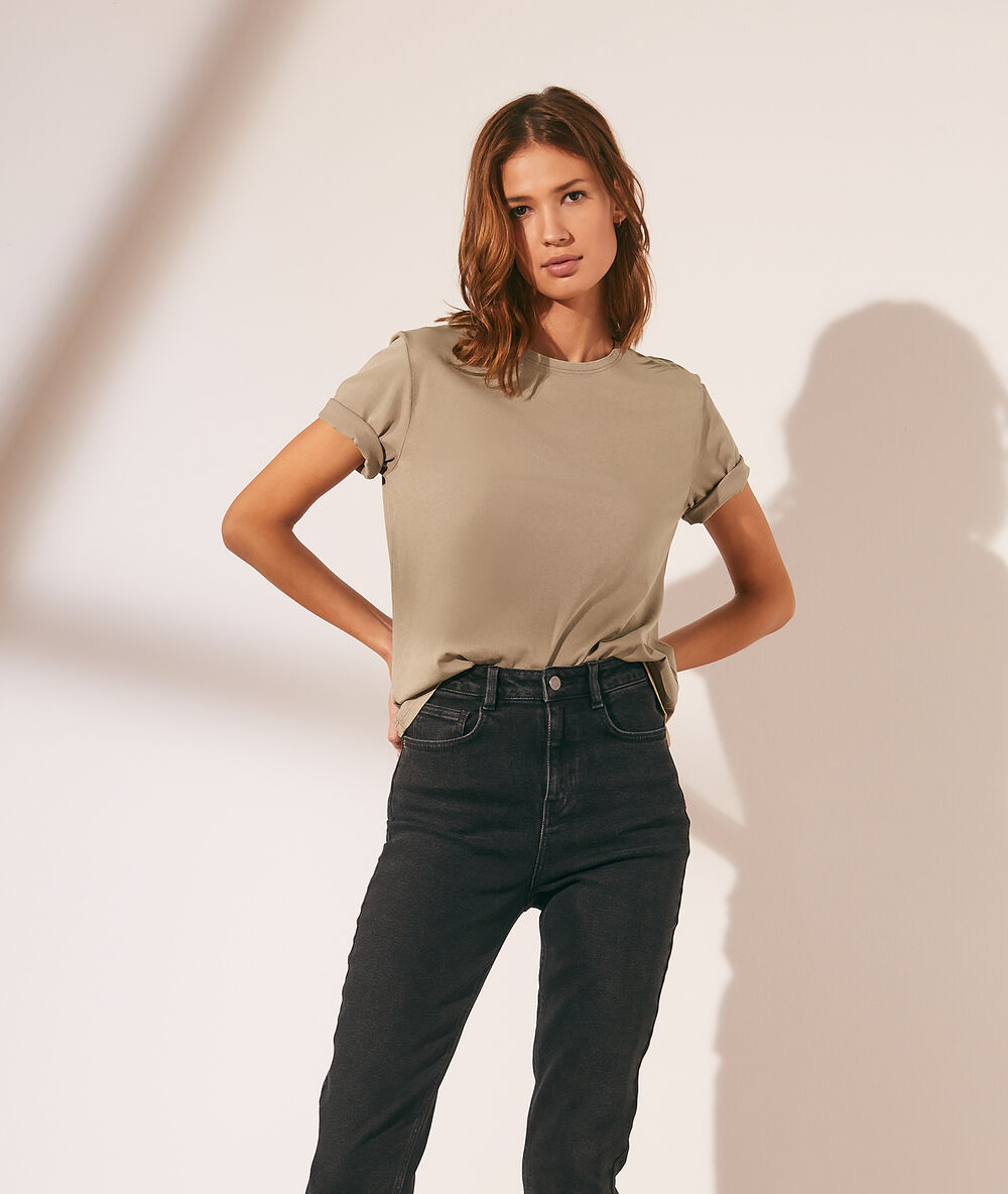 T-shirt basique col rond kaki clair.