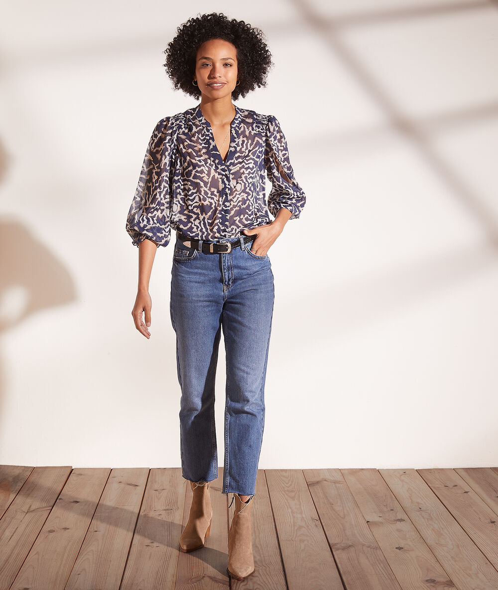 Chemise transparente manches ballon bleu marine.