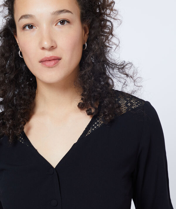 Blouse boutonnée à guipure noir.