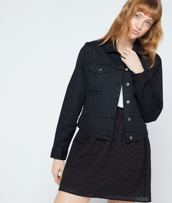 Veste en jean noir.