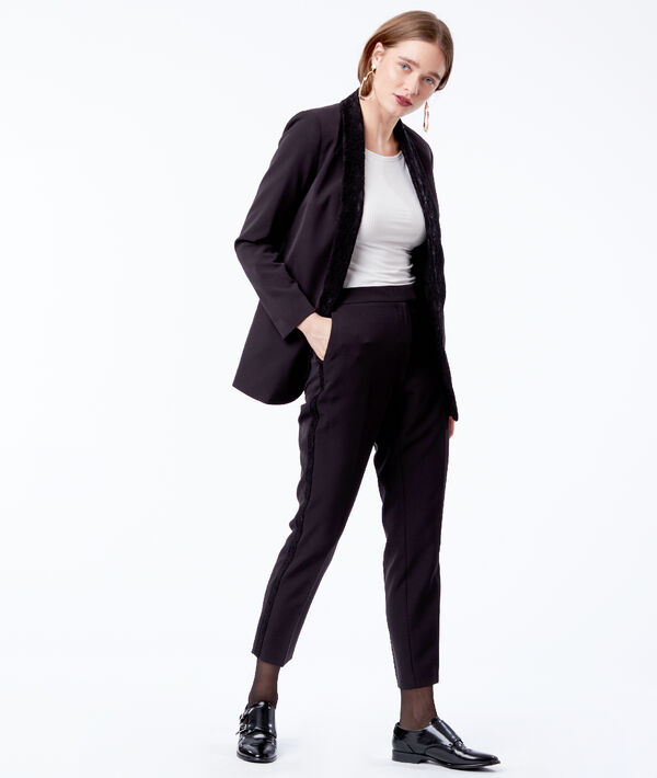 Veste de tailleur col empiècement dentelle noir.