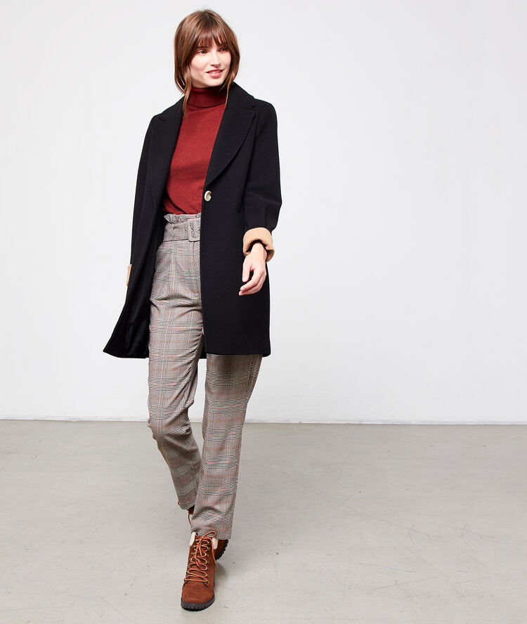 Manteau droit noir.