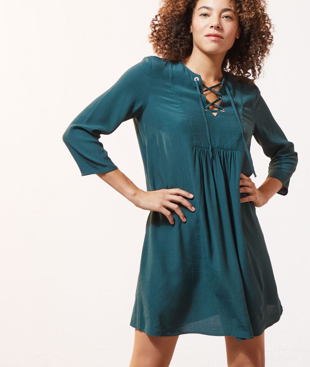 Robe décolleté à laçage sapin.