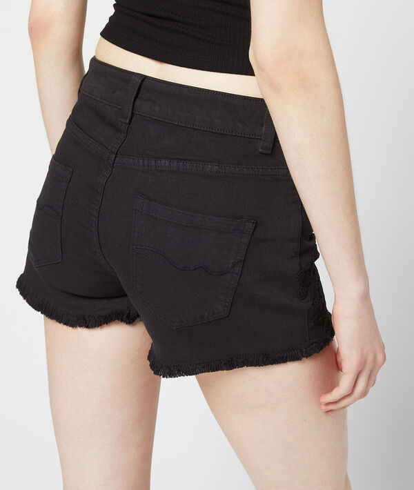 Short à broderies noir.