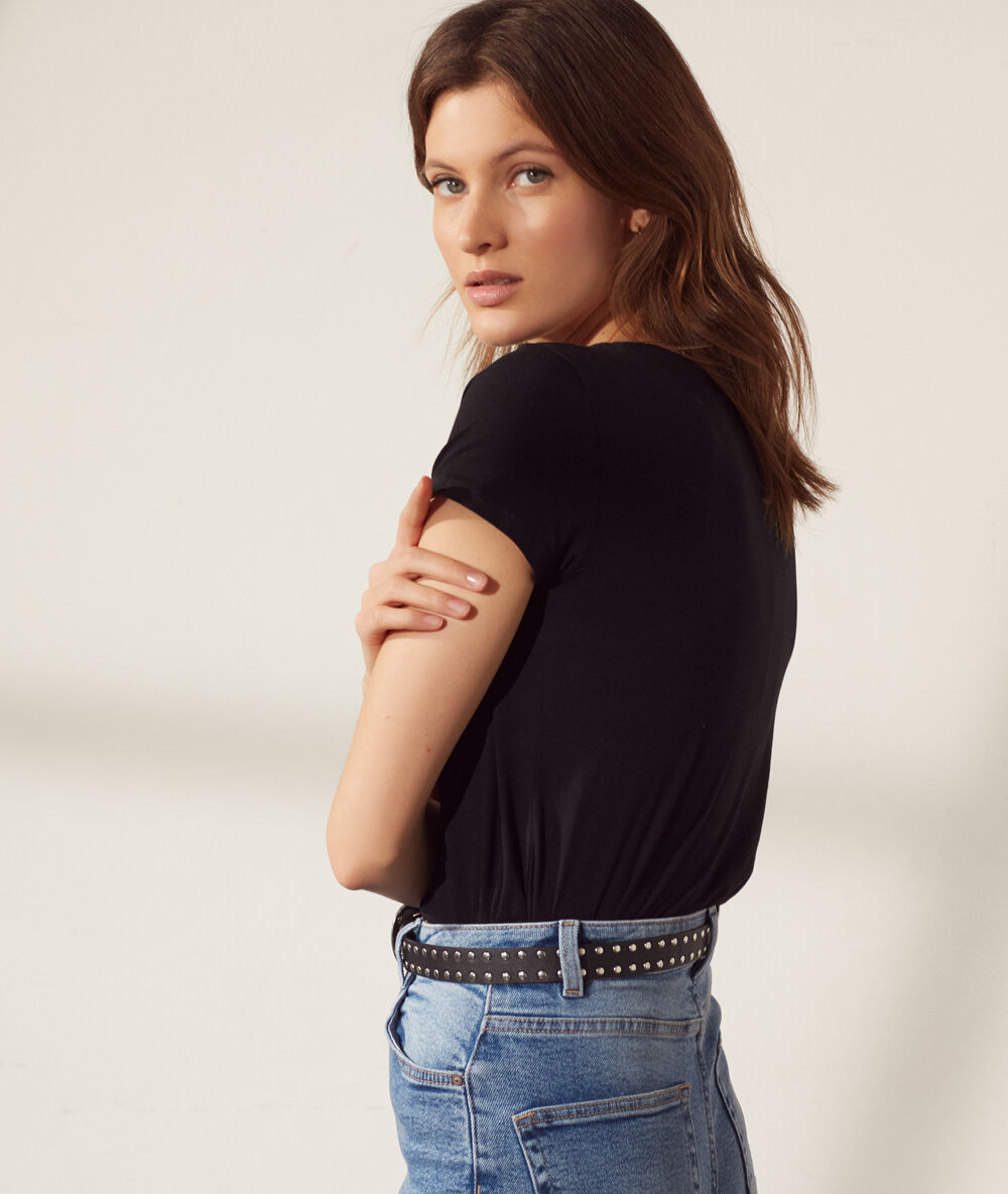 T-shirt col rond en coton bio noir.