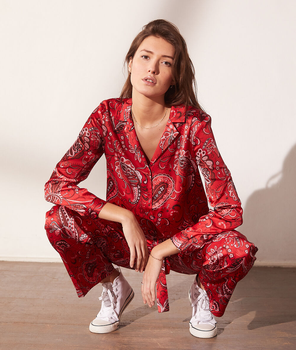Pantalon large imprimé bandana rouge.