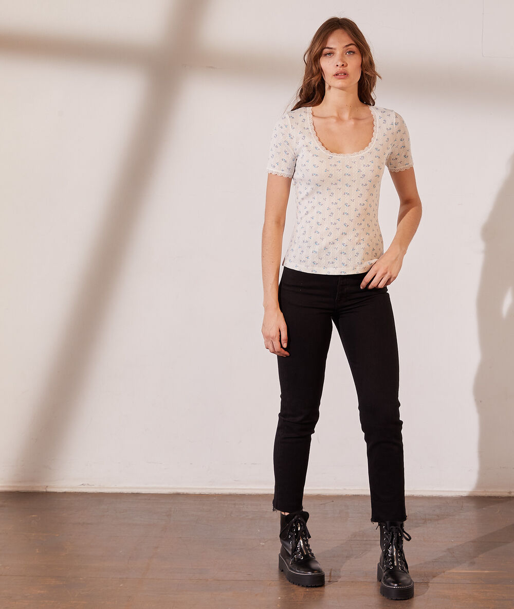 T-shirt pointelle en coton bio détails en dentelle azur.