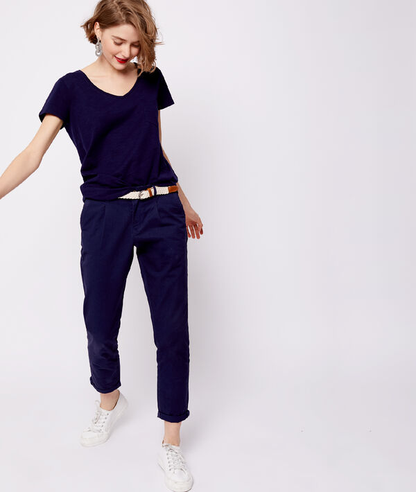 Pantalon court ceinturé en coton bio marine.