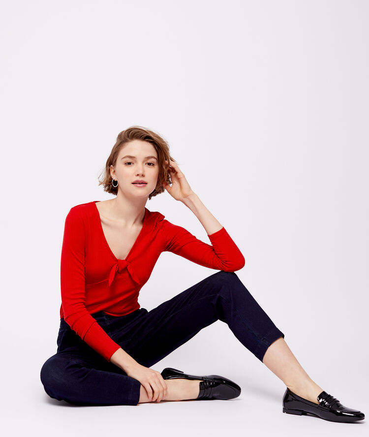 T-shirt décolleté noué rouge.