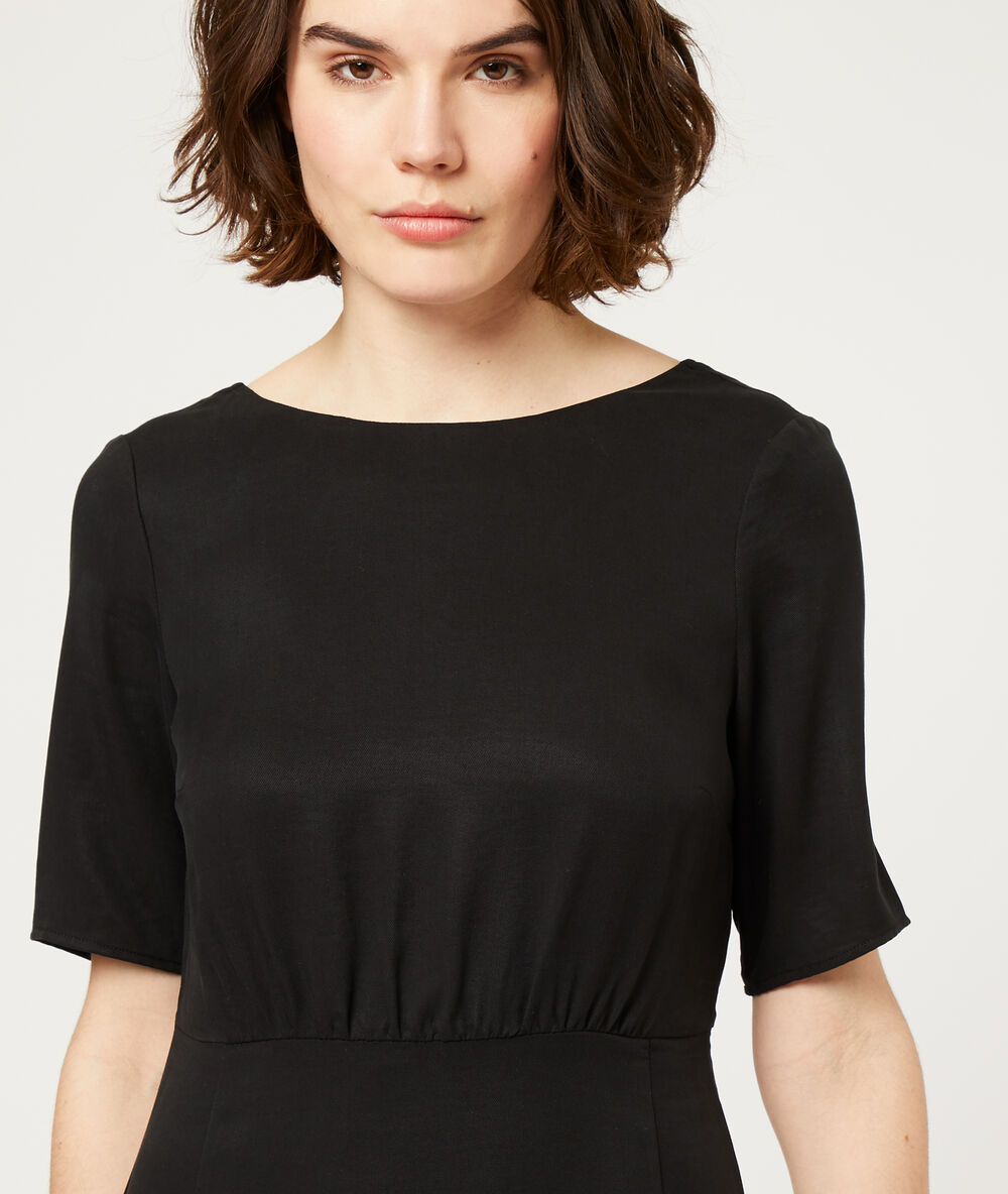 Robe dos décolleté noir.