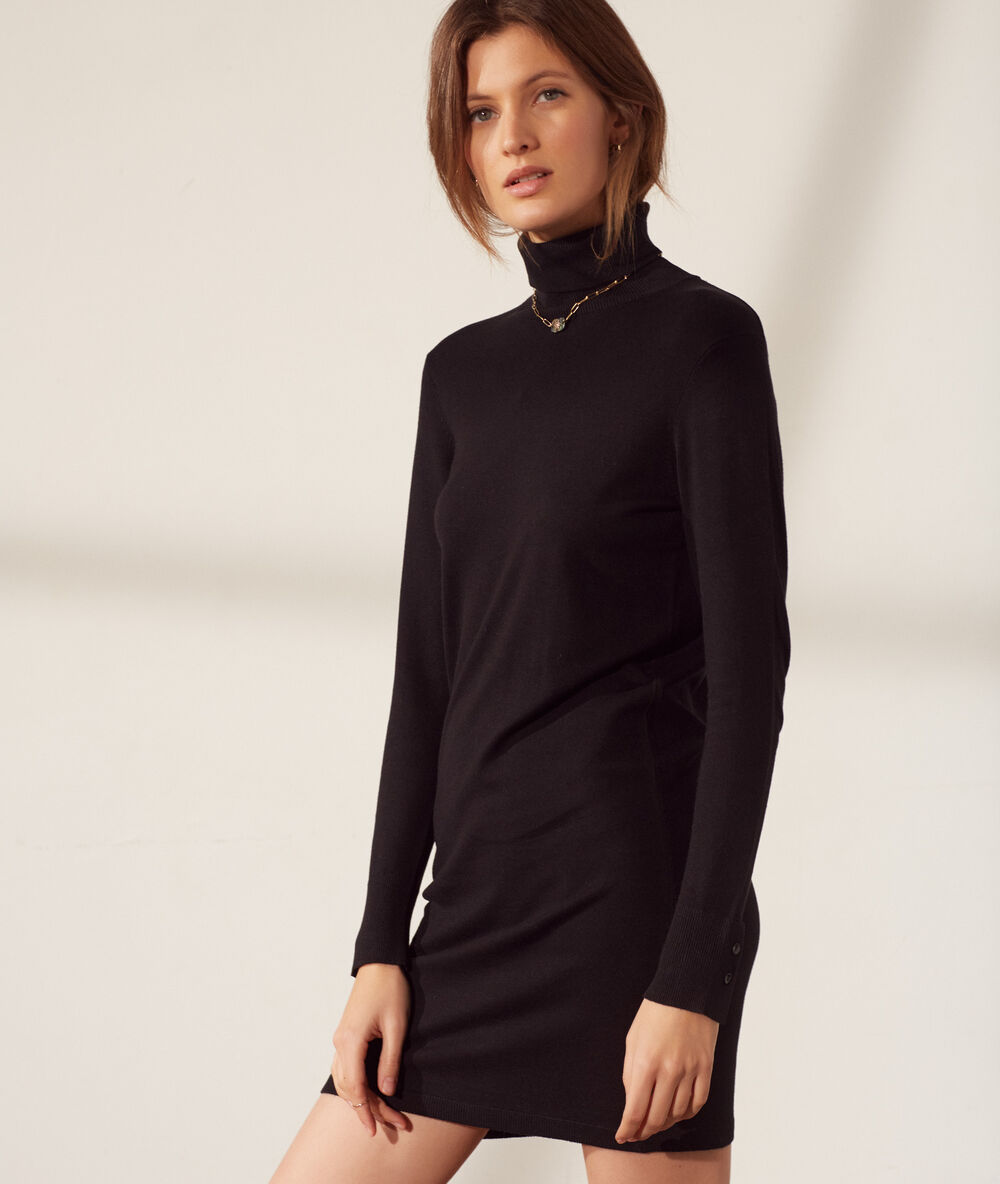 Robe pull à col roulé noir.