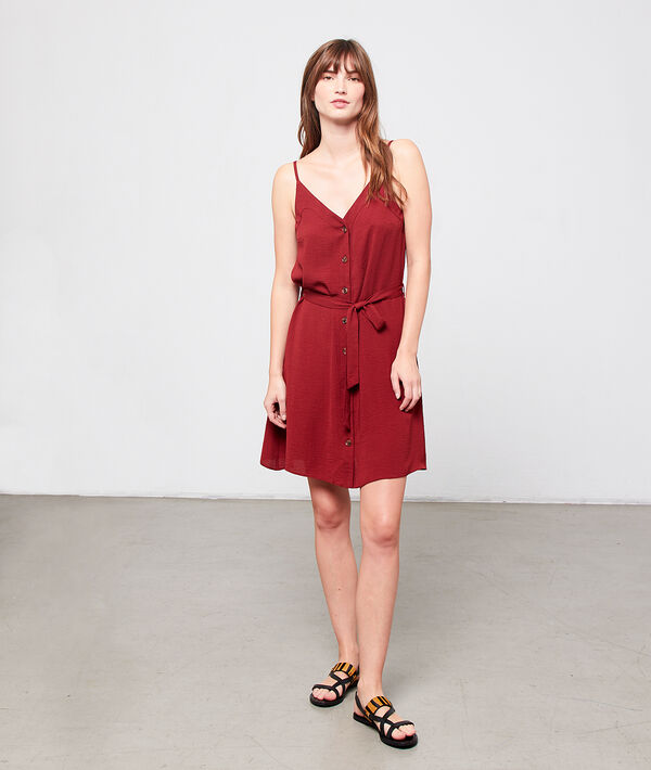 Robe fluide boutonnée et ceinturée bordeaux.