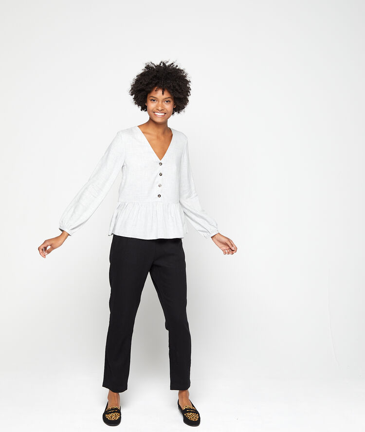 Blouse boutonnée à volants gris chiné clair.