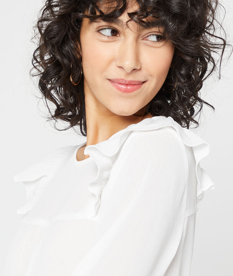 Blouse à volants ecru.
