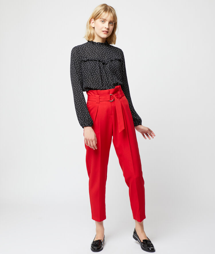 Blouse à pois noir.