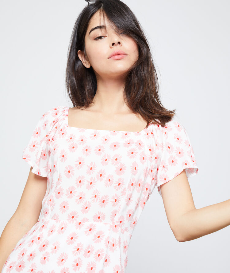 Robe à imprimé fleuri rose pale.