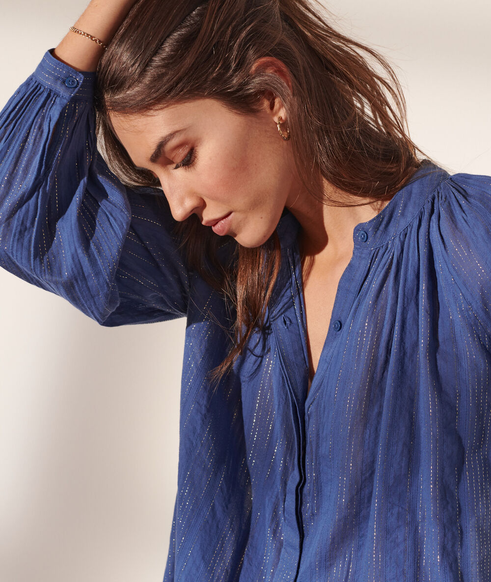 Blouse à rayures métallisées bleu ardoise.