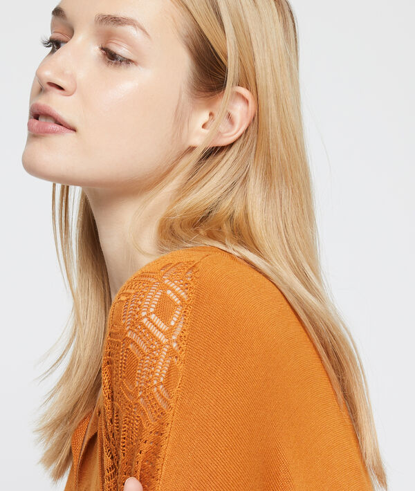 Pull en maille fine à guipure epice.
