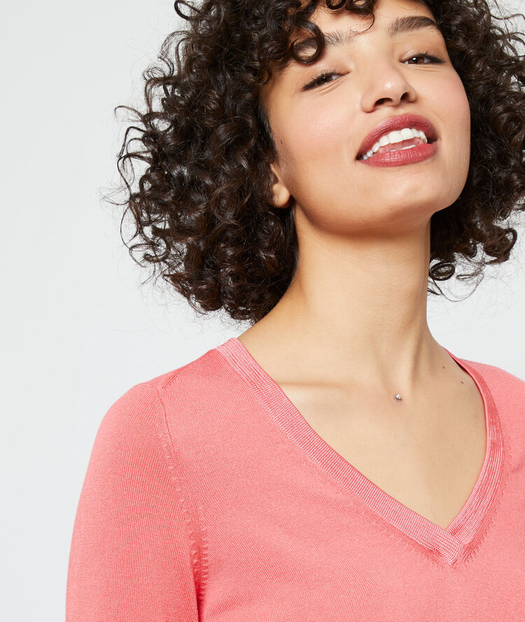 Pull col v en maille fine corail.