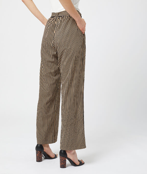 Pantalon large ceinturé à rayures noir.