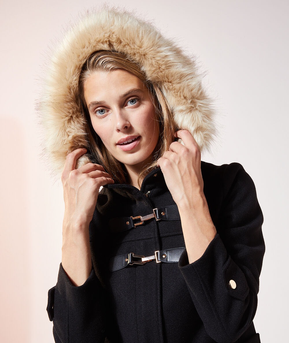 Manteau à capuche fourrure synthétique noir.