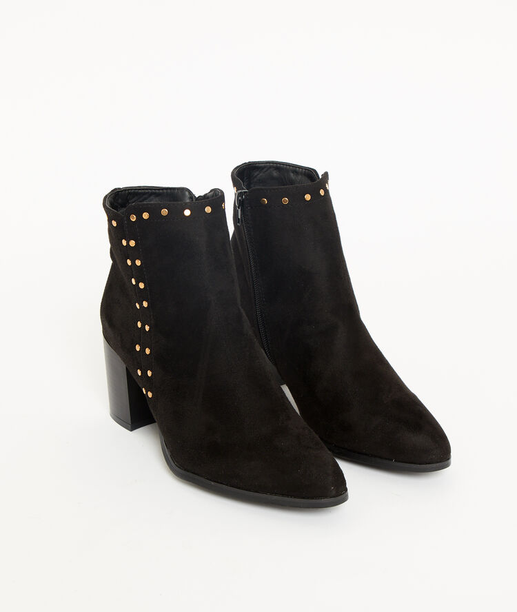 Bottines cloutées à talons noir.