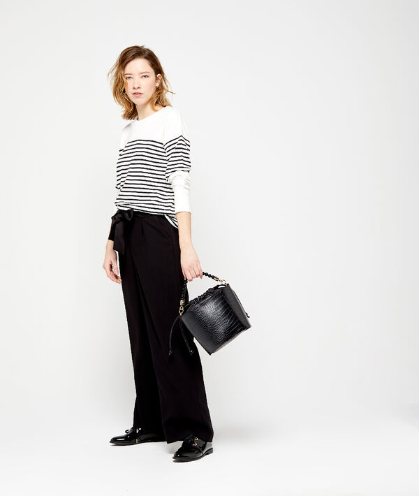Sac seau effet croco et perles noir.