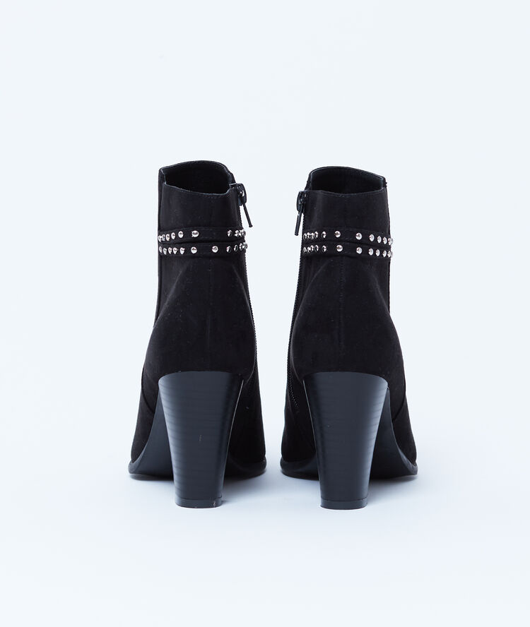 Bottines à talons cloutées noir.