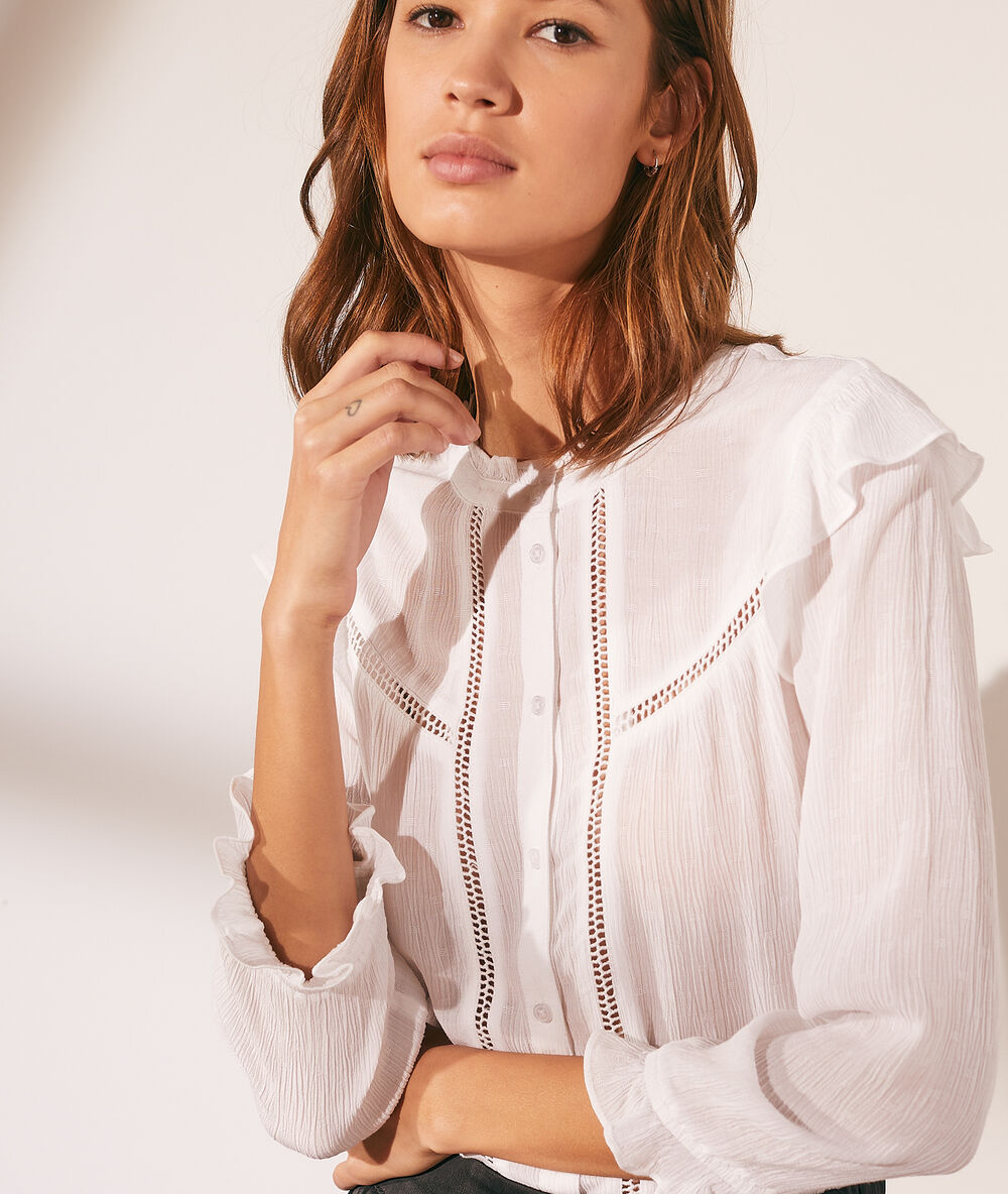 Chemise à volants avec détails en dentelle ecru.
