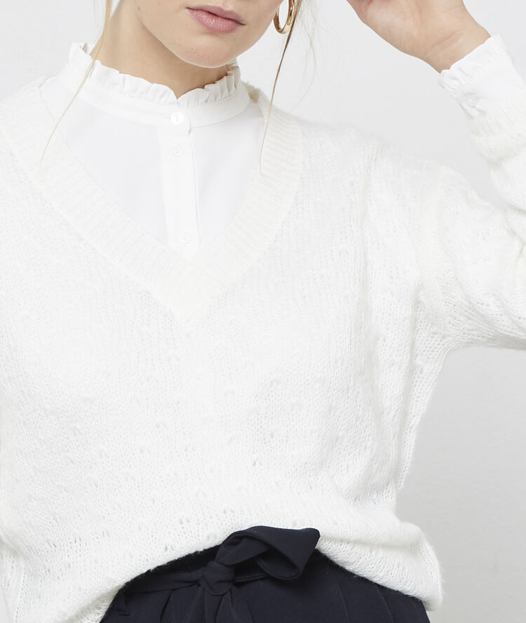 Pull en maille pointelle ecru.