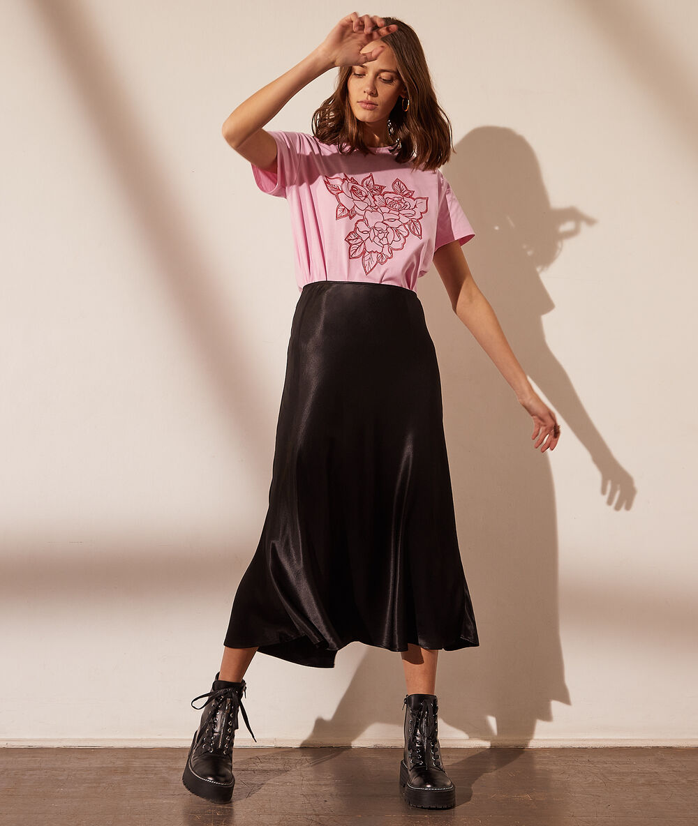 T-shirt avec roses brodées guimauve.