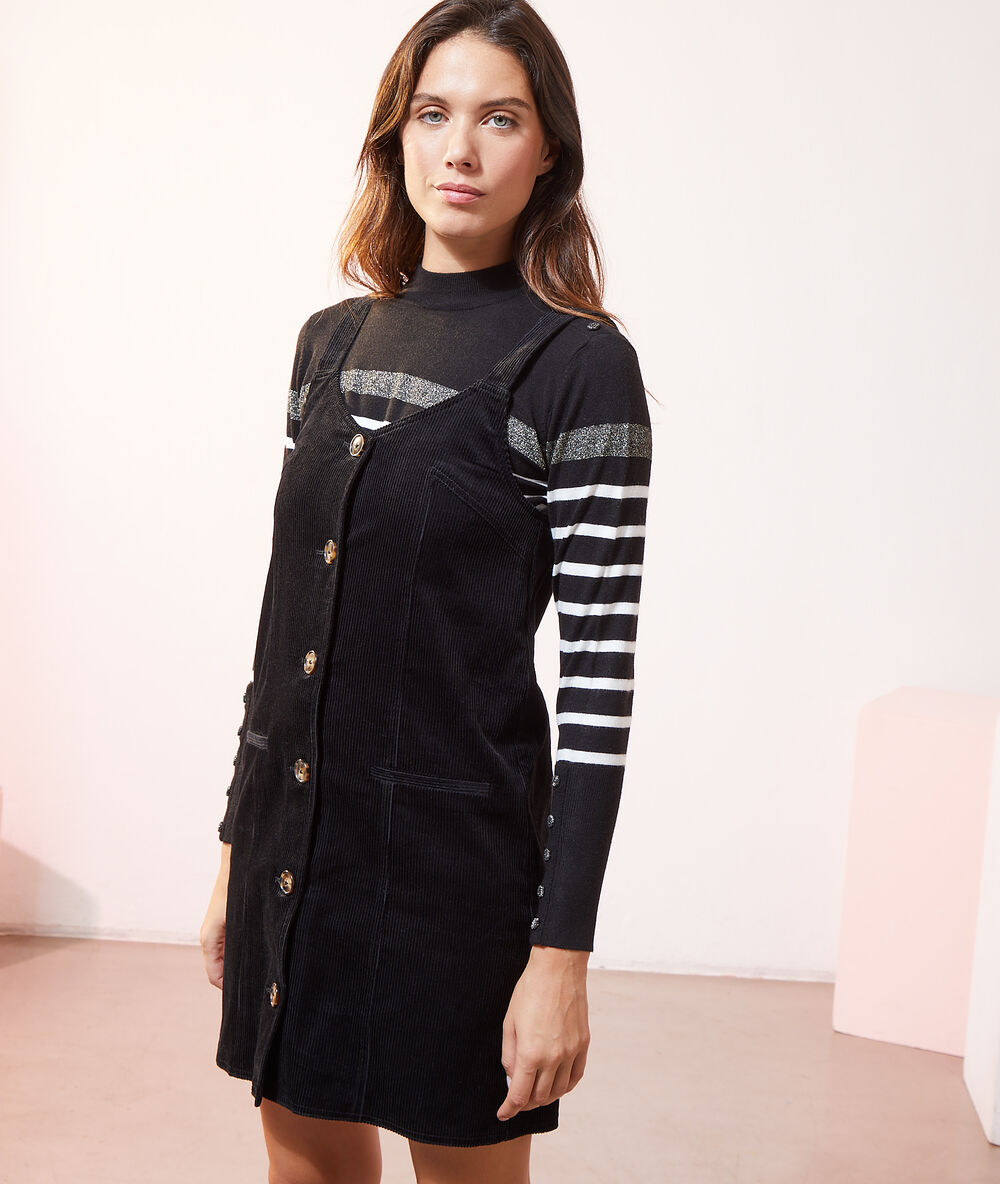 Robe salopette en velours noir.