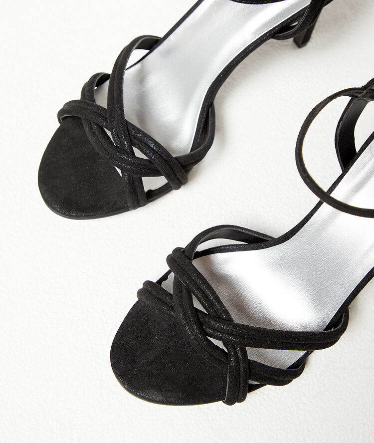 Sandales à talons noir.