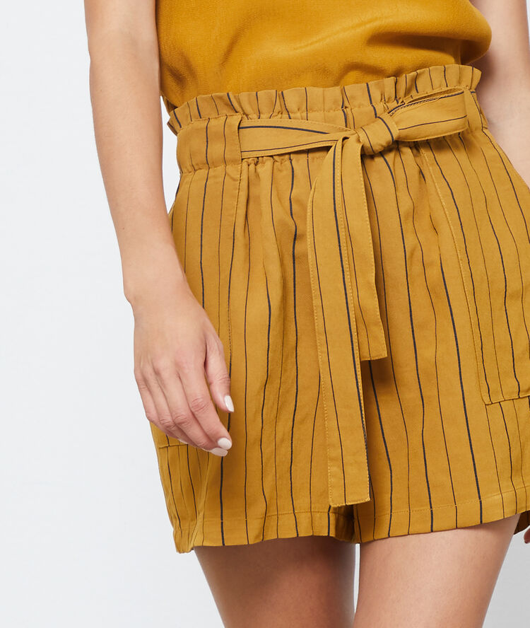 Short ceinturé à rayures moutarde.