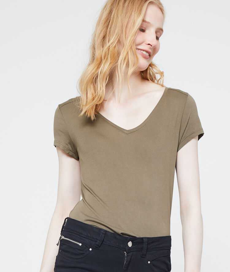 T-shirt col v kaki.