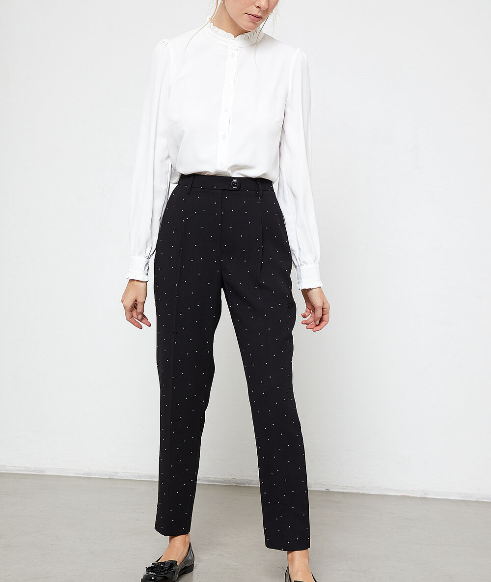 Pantalon carotte à pois noir.