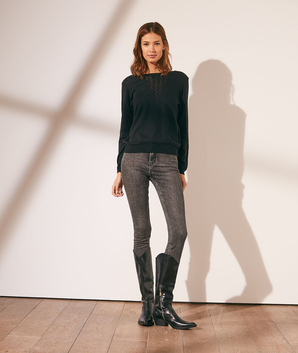 Pull avec dentelle dans le dos noir.