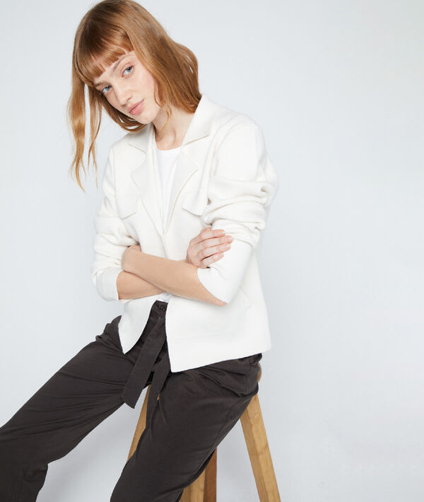Gilet col tailleur en maille fine ecru.