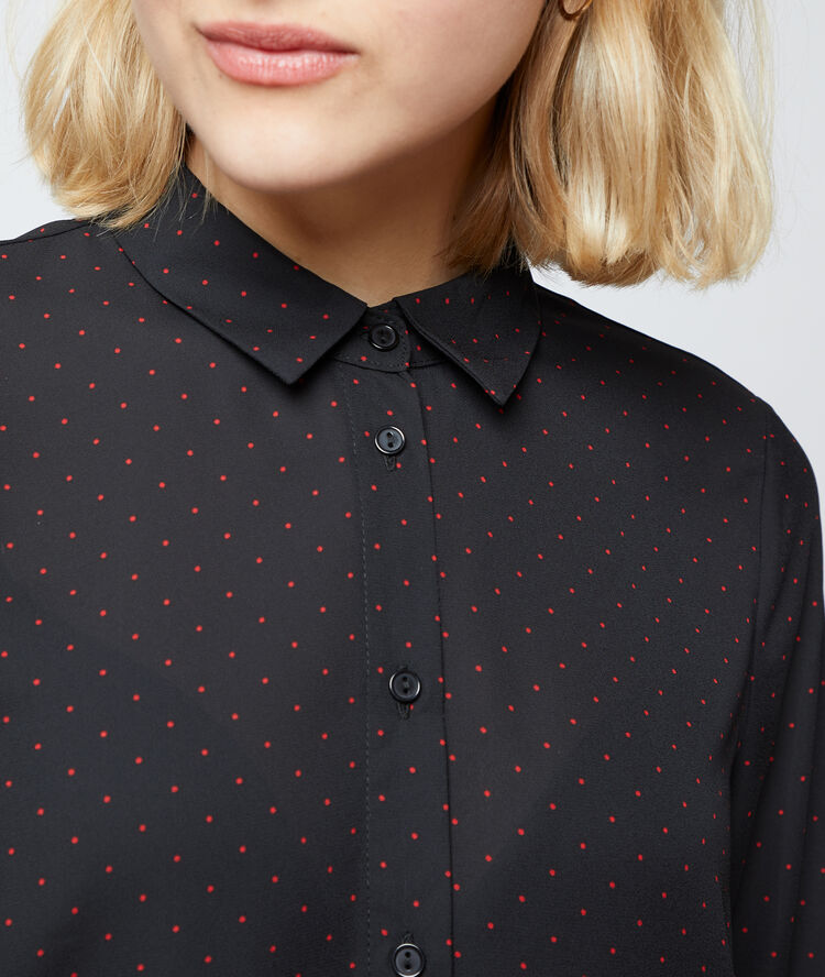 Chemise à pois noir.