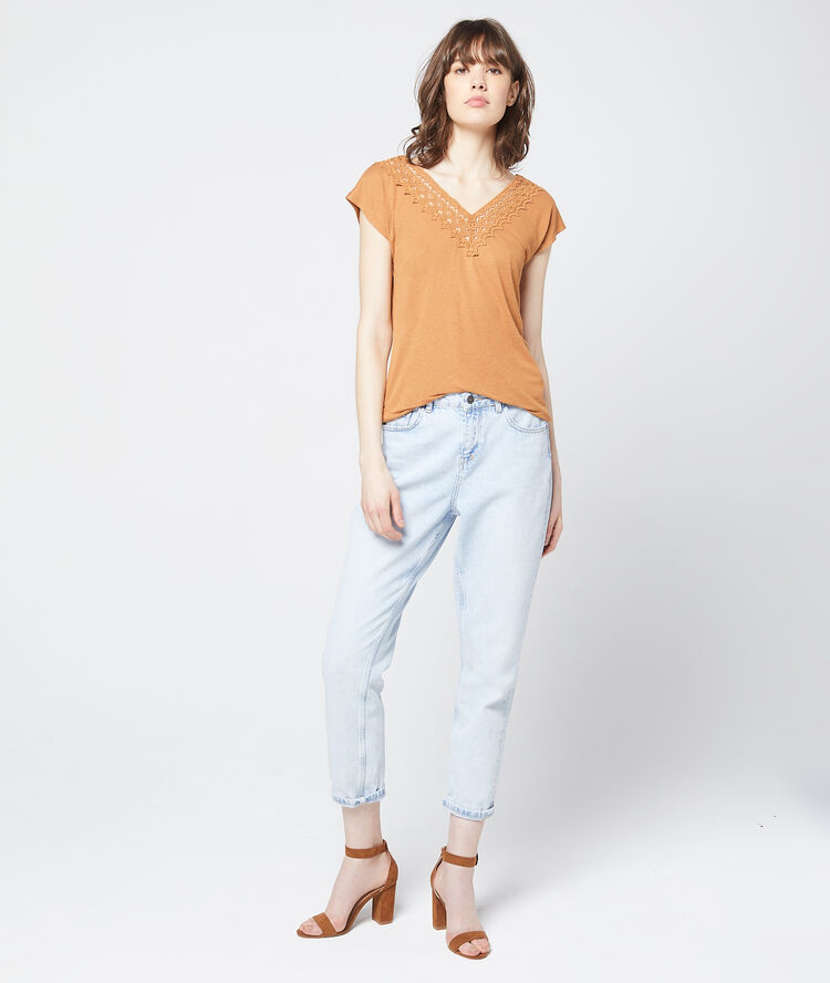T-shirt à decolleté guipure orge.