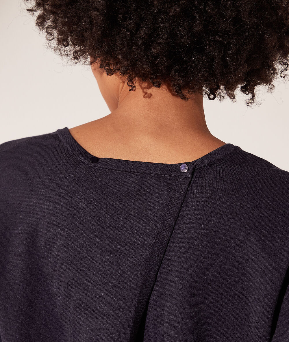 Pull en maille à nouer bleu marine.
