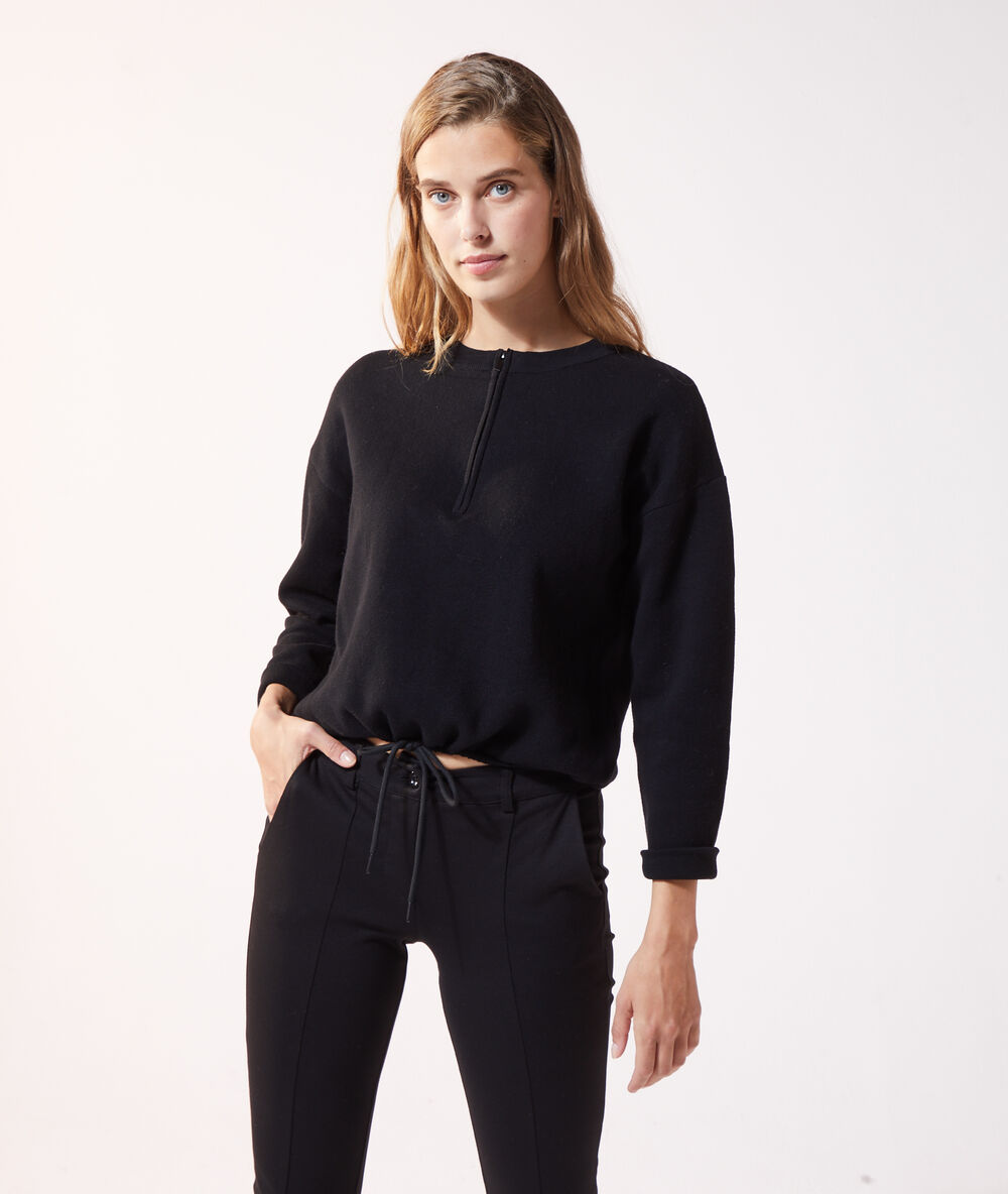Sweat col zippé noir.