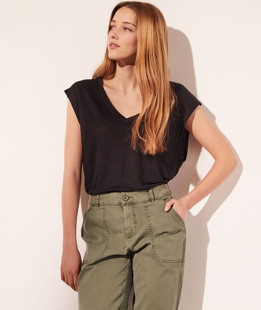 T-shirt col v en lin noir.